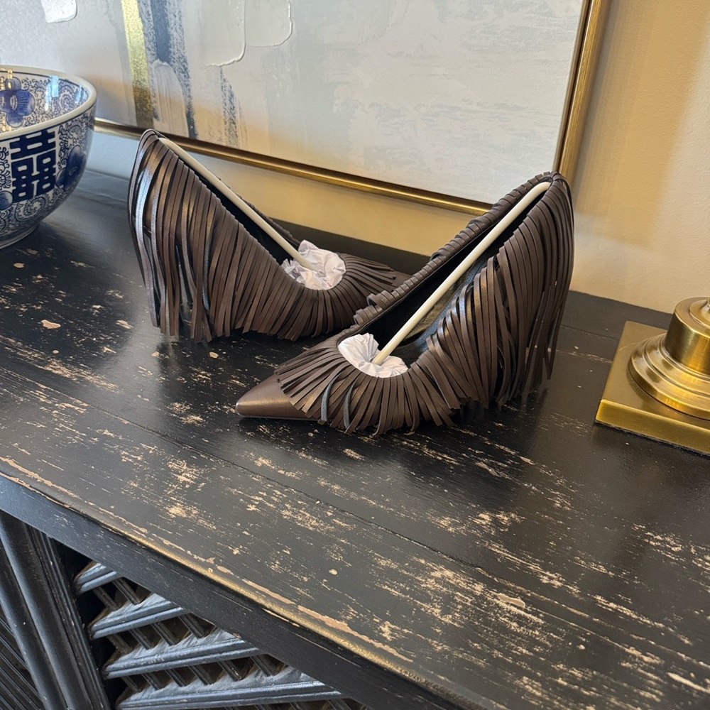 AKIRA AZALEA WANG RALPH CHOCOLATE FRINGE CLASSIC PUMP Size 9